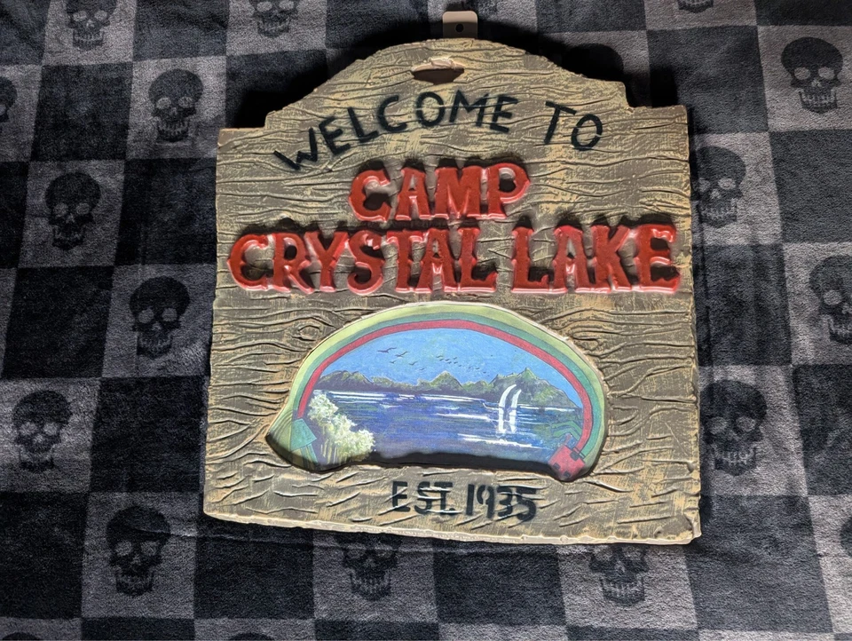 BIENVENIDO AL CAMPAMENTO CRISTAL LAGO SIGNO 18" X 16,5" PLÁSTICO VIERNES 13 2008 Foto 1 de 4