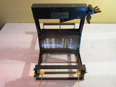 Vintage Structo Artcraft Loom very nice condition 4 levers, original brass label - Image 1 of 4