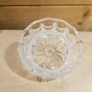 Plato de caramelo de cristal con huella digital y diseño de margarita - Swanky Barn - Imagen 1 de 12