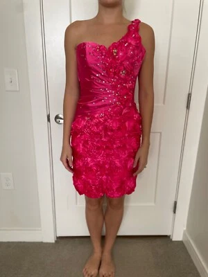 Vestido de cóctel Tony Bowls rosa con diseño de flores en falda talla 2 Foto 1 de 3