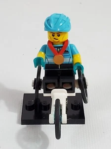 Lego CMF Rollstuhl Racer 71032 Minifigur Serie 22 mit Grundplatte - Bild 1 von 5
