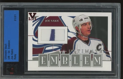 2004 ITG Ultimate Vault Joe Sakic ЛАВИНА Рубиновая Эмблема Игра Б/у Джерси 1/1 - Изображение 1 из 2