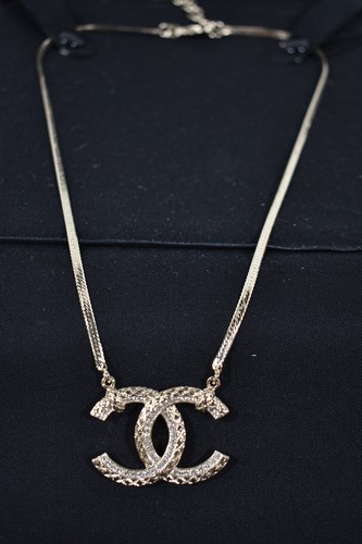 Collana girocollo Chanel 22S metallo oro trapuntato cristallo catena maglia logo CC ciondolo