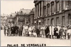 Foto real vintage de los años 60 de VERSALLES, Francia RPPC postal turistas en el palacio - Imagen 1 de 2