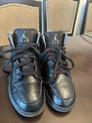 JORDAN 1 Mid NEGRO OSCURO Gris Suelas Niños Zapatos Talla 4,5 Y Foto 1 de 4