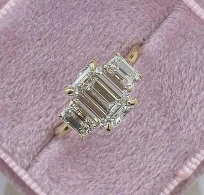 Anillo de compromiso de tres piedras de diamantes cultivados en laboratorio VS1 talla esmeralda de 4,00 quilates de oro amarillo Foto 1 de 4