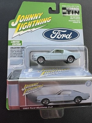 Ford Mustang 1965 Johnny Lightning 2+2 blanco Lightning coleccionista almacenamiento lata R1B Foto 1 de 4