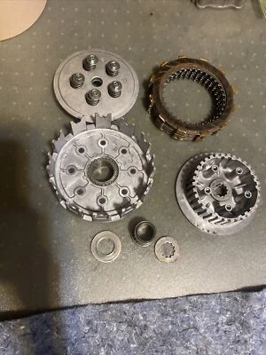2004 04 KAWASAKI KX250F CLUTCH BASKET HUB PRESSURE PLATE PUSH ROD FIBERS SPRINGS - Image 1 of 4