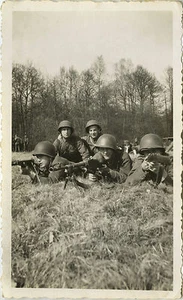 PHOTO ANCIENNE - VINTAGE SNAPSHOT - MILITAIRE SOLDAT ARME MITRAILLEUSE CASQUE - Bild 1 von 1