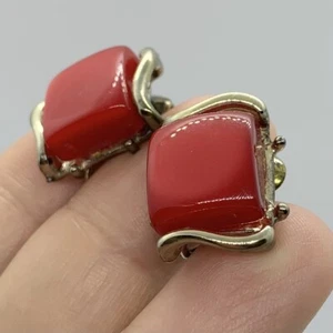 Vtg Cherry Red Moonglow Thermoset Plastic Gold Clip Earrings 3/4” - Picture 1 of 5