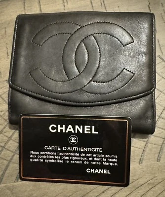 Auténtica Cartera Compacta CHANEL Cuero Caviar Negro Atemporal 'CC' Foto 1 de 4