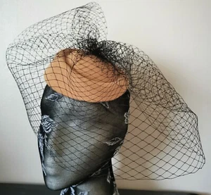 Mini caja de píldoras marrón beige sombrero negro velo francés fascinador boda - Imagen 1 de 3