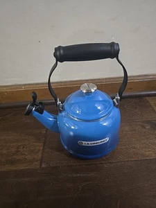Le Creuset Marseille Blue Kettle NWT Gorgeous Kitchen Staple Luxe French 1.25 Qt - Picture 1 of 9