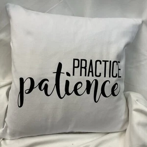 16 x 16 OFF WHITE KISSENBEZUG MIT SPRUCH - ÜBEN SIE GEDULD - Bild 1 von 1