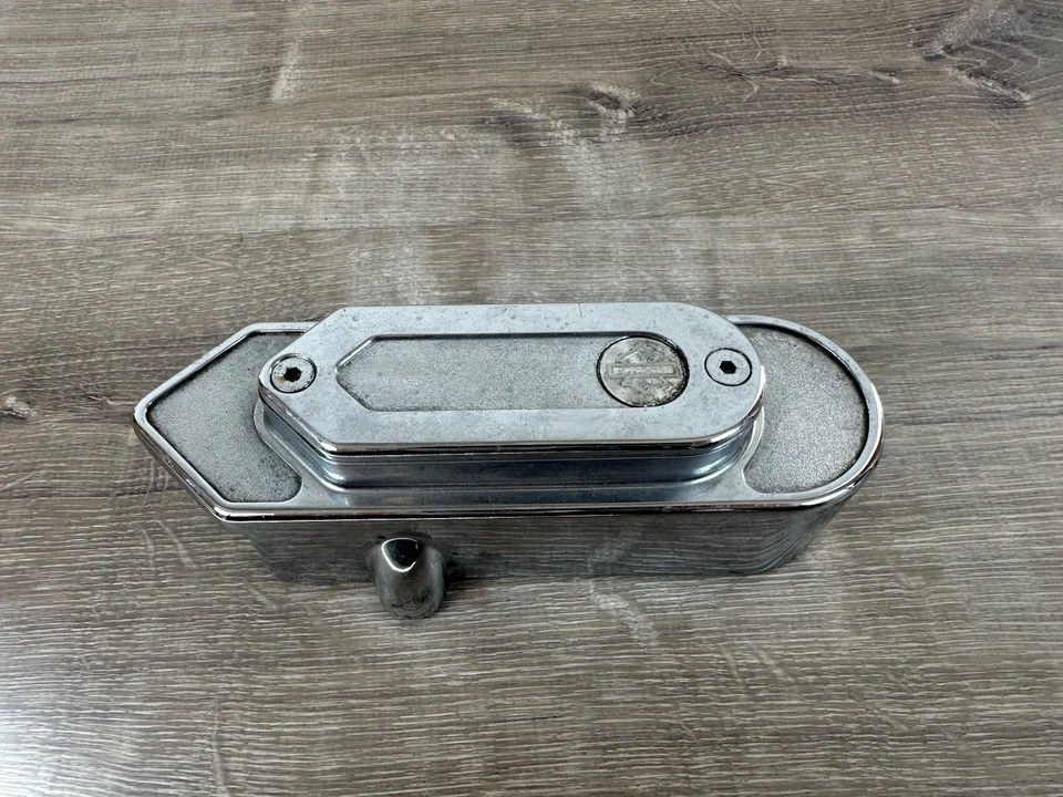 Cubierta de eje basculante trasero cromada Harley OEM 1999 Wide Glide Foto 1 de 4