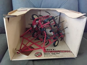 Ertl International Minimum Tillage Plow 1/16 Scale - Picture 1 of 3