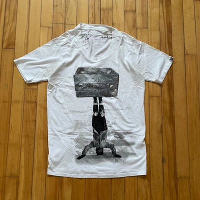 Мужская футболка с графикой Diesel размер L белая стойка на руке художественная печать футболка - Изображение 1 из 4