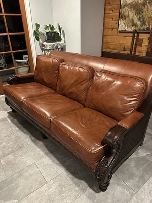 Precioso sofá de cuero Hancock & Moore hermoso marco de madera reposabrazos.  Foto 1 de 4