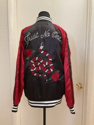 Fabulosa Chaqueta Carbono 'Trust No One' Bordada Rosas Serpiente Satén Pequeña Foto 1 de 4
