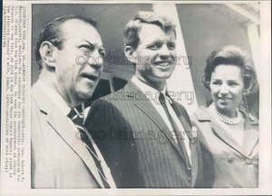 1964 Pressefoto Robert & Ethel Kennedy mit New York Gouverneur Robert Wagner - Bild 1 von 2