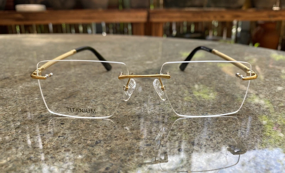 Hombres Gafas de titanio sin montura Hombres Gafas rectangulares doradas Gafas sin montura Foto 1 de 4