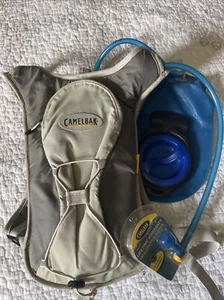CamelBak CHARM Hydratationspaket Outdoor Wanderrucksack 50 Unzen grau & hellbraun - Neu mit Etikett - Bild 1 von 3