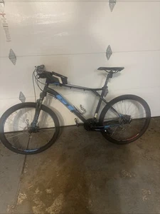 Blue & Black Mountain Bike w/ Phone Holder – Great Condition, Smooth Ride! - Picture 1 of 3