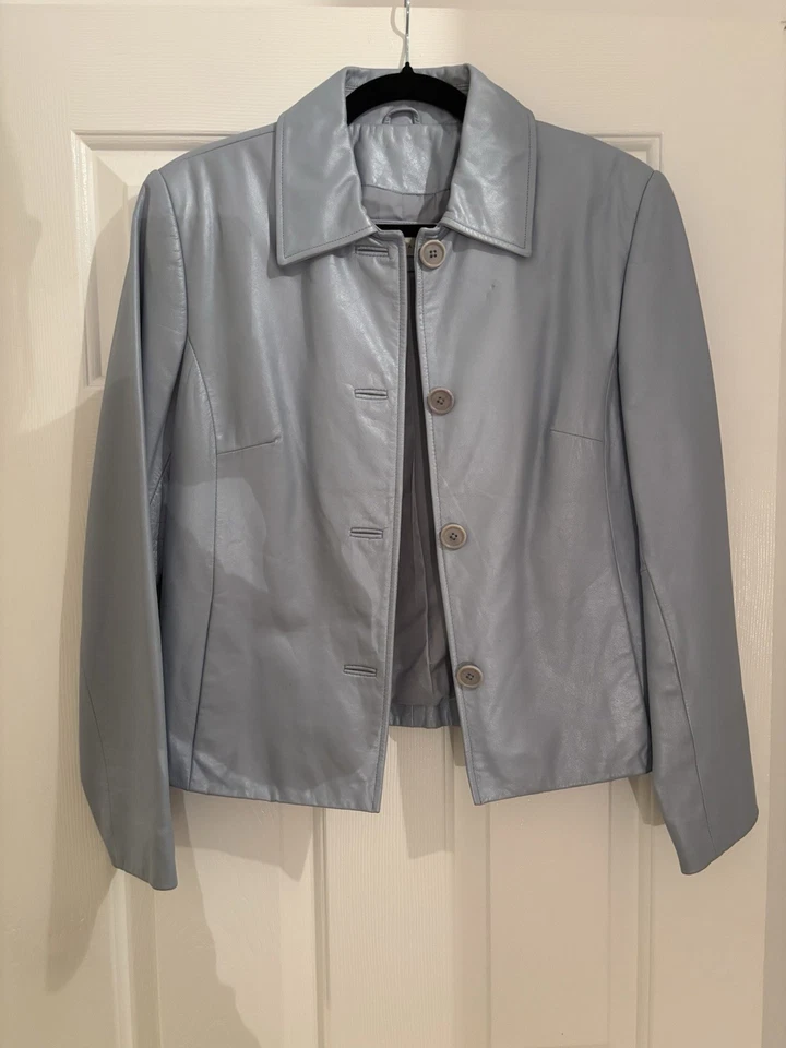 Chaqueta de cuero azul claro Lord & Taylor usada en excelente estado $400 - mediana Foto 1 de 4