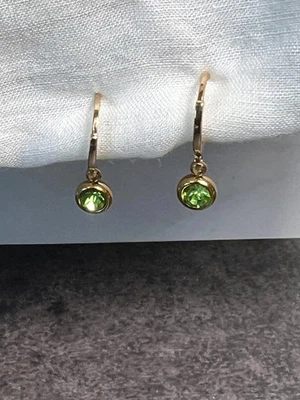 Pendientes Huggie hechos a mano, delicados pendientes de piedras de nacimiento de oro, aros con dije de piedras preciosas Foto 1 de 4