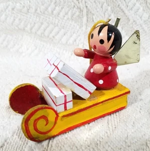 ÁNGEL DE MADERA PINTADO A MANO VINTAGE EN TRINEO CON REGALOS DE NAVIDAD 2" - Imagen 1 de 8