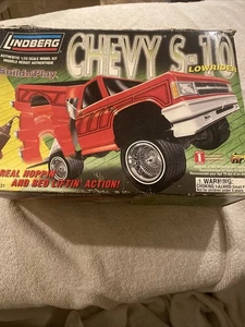 Chevy Lindberg S-10 Lowrider 1999 sellado Build N' Play escala 1:22 # 73031 - Imagen 1 de 7