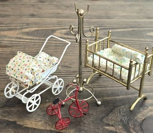 Vintage Puppenhaus Möbel Metall Konvolut Stubenwagen Garderobe Kutsche Dreirad - Bild 1 von 5