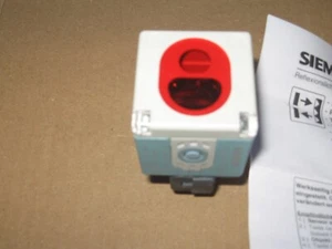 Siemens 3RG7241-3CH52 PNP Photoswotch with "Teach" function - NEW - Picture 1 of 6