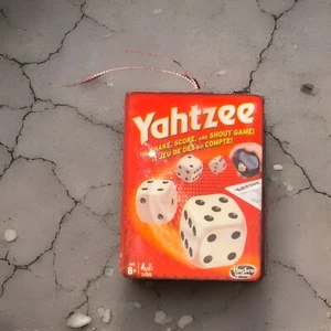 Juego Yahtzee The Shake Score & Shout de Hasbro Decoupage adorno de Navidad - Imagen 1 de 1