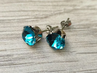Orecchini strass 8 mm 'Blue Zircon' e acciaio inox Fatti A Mano - Immagine 1 di 4