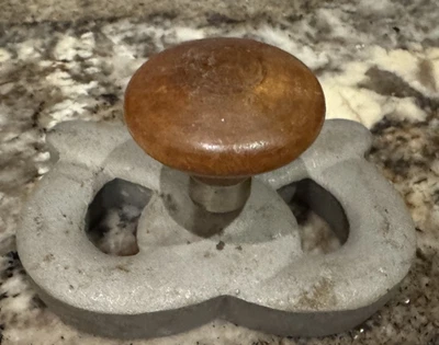 Prensa de pretzel de chocolate fundido vintage con mango de madera para hornear Foto 1 de 4