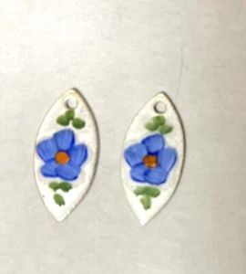 66x Vintage Guilloche Emaille Charm - Sm. Dbl. Spitze Anhängerform - blaue Blume - Bild 1 von 3