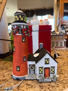 1997 Christmas Snow Village Lighted Red Lighthouse Noma Dikensville - Picture 1 of 4
