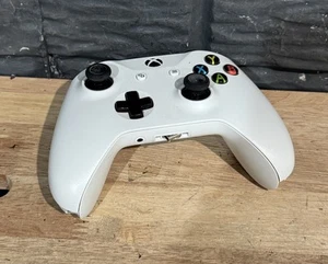 Microsoft 1708 Xbox One Controller - White FOR PARTS OR REPAIR - Picture 1 of 9