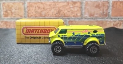 Винтажный 1981 спичечный коробок MB 26 Chevy 4X4 фургон неоновый желтый литой масштаб 1:65 с коробкой - Изображение 1 из 4