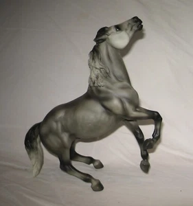 Breyer Semi rearing mustang gray stallion treasure hunt horse SMALL RUBS - Picture 1 of 10