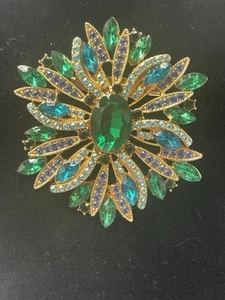 Broche prendedor verde azul estrás flor tono dorado 2,5” corpcore inspirado de colección - Imagen 1 de 6