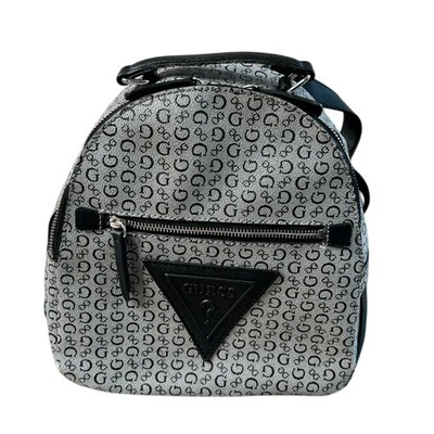 Guess Gris Negro Monograma SV739530 PVC Vinilo Moderno Bolso de Mano Mochila Foto 1 de 4