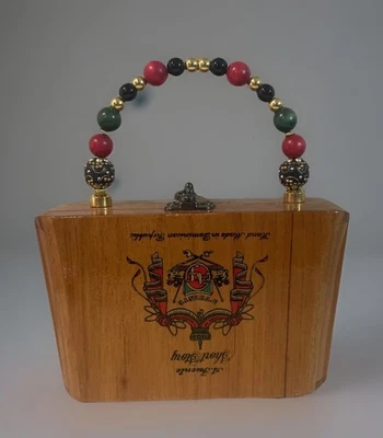 Cartera hecha a mano de Arturo Fuente Corona caja de cigarros de madera con mango de cuentas Foto 1 de 4