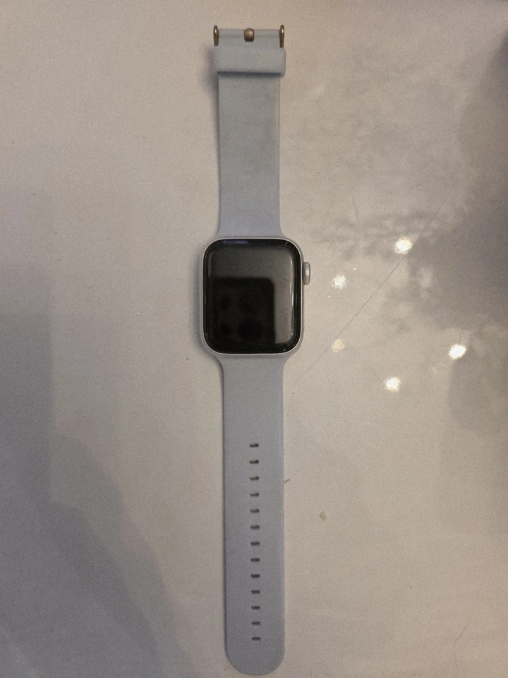 Apple Watch SE - 40 毫米星光铝合金表壳 带运动型表带 GPS — 第 1/2 张图片