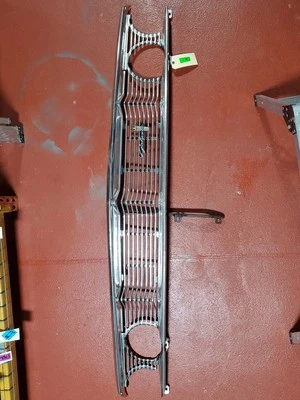 1964 Ford Galaxie 500 XL передняя решетка с эмблемой + кронштейн OEM б/у - Изображение 1 из 4