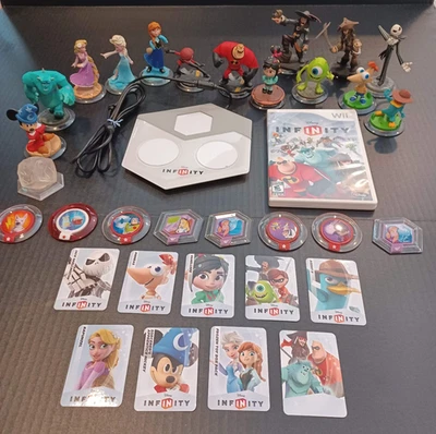 Paquete Disney Infinity Wii - Base Portal, Juego, 14 Figuras, Discos de Potencia y Cartas Foto 1 de 4