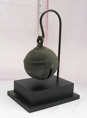 RÚSTICO Antiguo Karen Hill Tribu Bronce Redondo Elefante Campana y Soporte 550g Foto 1 de 4