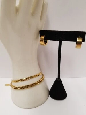 Pendientes Huggie y dos pulseras de cadena enchapados en oro de 18k BANCOS Foto 1 de 4