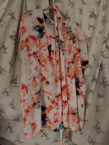Blusa floral para mujer Ava Viv 2X con cinturón - Imagen 1 de 4